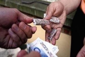 Caltanissetta, nasconde hashish nella trippa ma viene scoperto