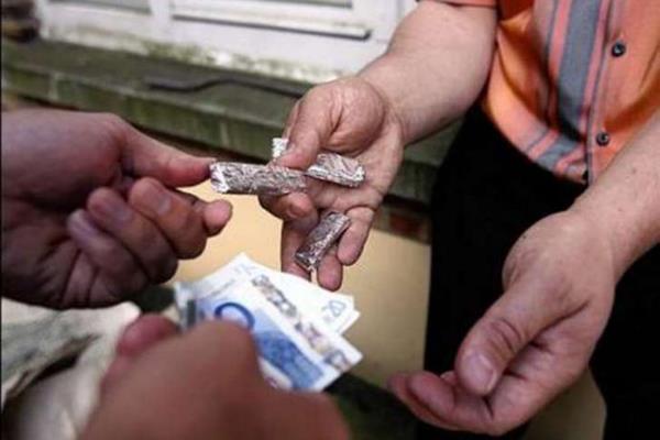 Agrigento, spaccio a scuola