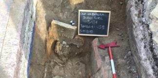 Gela, durante gli scavi dell’Enel dal sottosuolo spunta un sarcofago con l’Obolo di Caronte