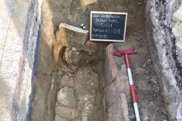 1573140613827.jpg-gela__durante_gli_scavi_dell_enel_dal_sottosuolo_spunta_un_sarcofago_con_l_obolo_di_caronte_191107100908