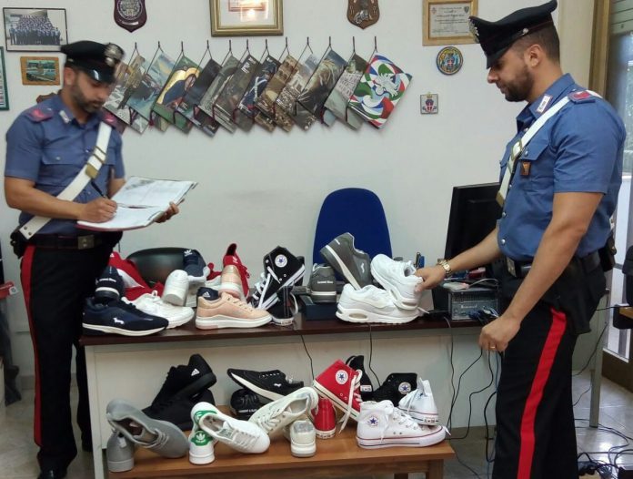 Scarpe contraffatte sequestrate