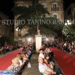 Valguarnera, sfilata di moda dedicata ai bambini: grande pubblico in piazza Lanza