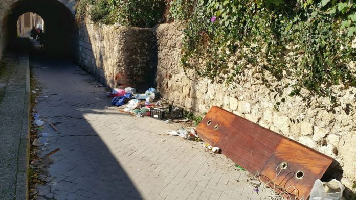ponte che congiunge la via Enrico Toti con la via Trieste, adiacente alla via Vittorio Emanuele.