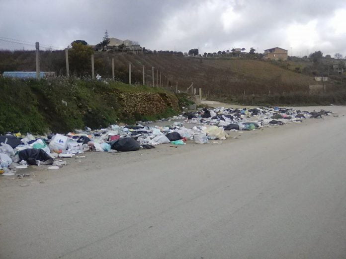 Canicattì, rifiuti in strada in contrada Tre Fontane