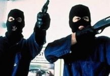 Modica, rapinano un bar con coltelli e pistole