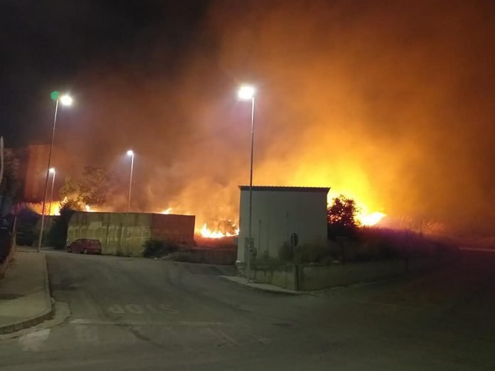Canicattì,Via Pirandello,Cumuli di rifiuti dati alle fiamme