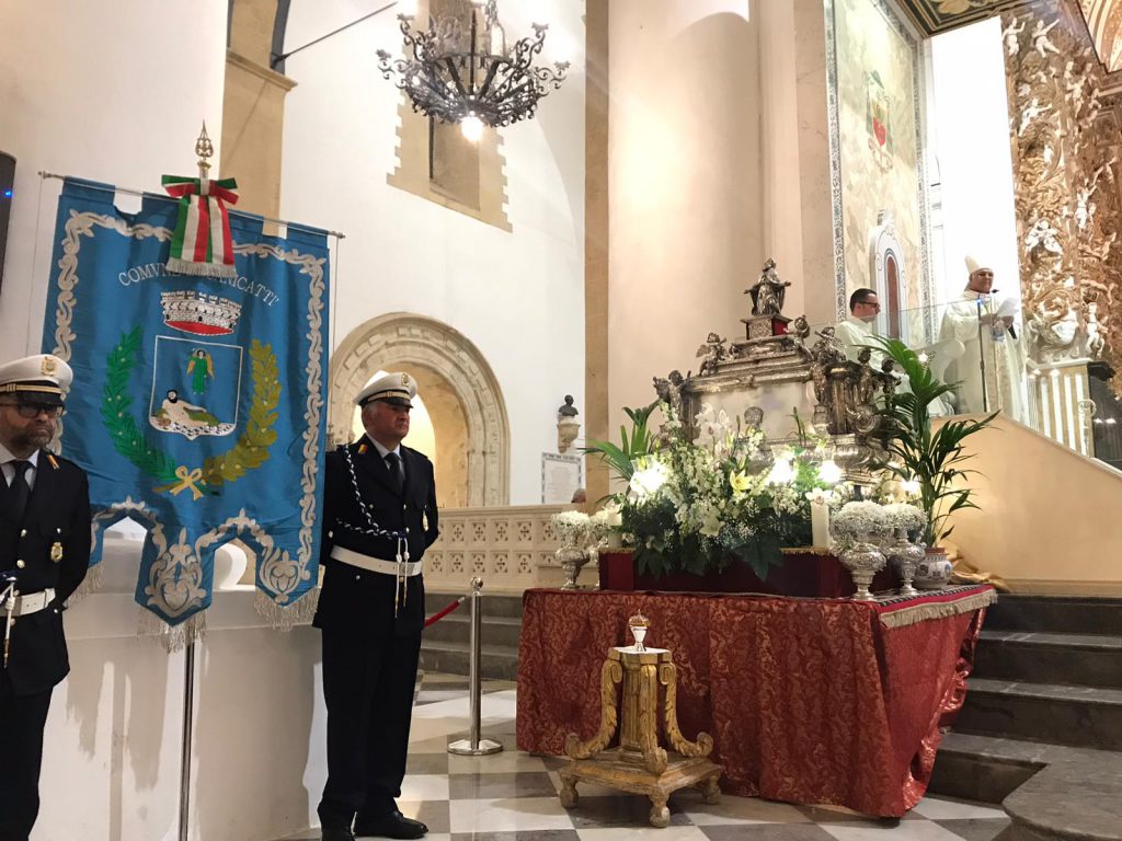 Canicattì, Sindaco Di Ventura consegna olio e anfora al Solenne Pontificale di San Gerlando