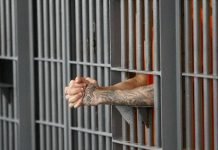 Sicilia, ingoia 4 telefoni e rientra in carcere: beccato detenuto