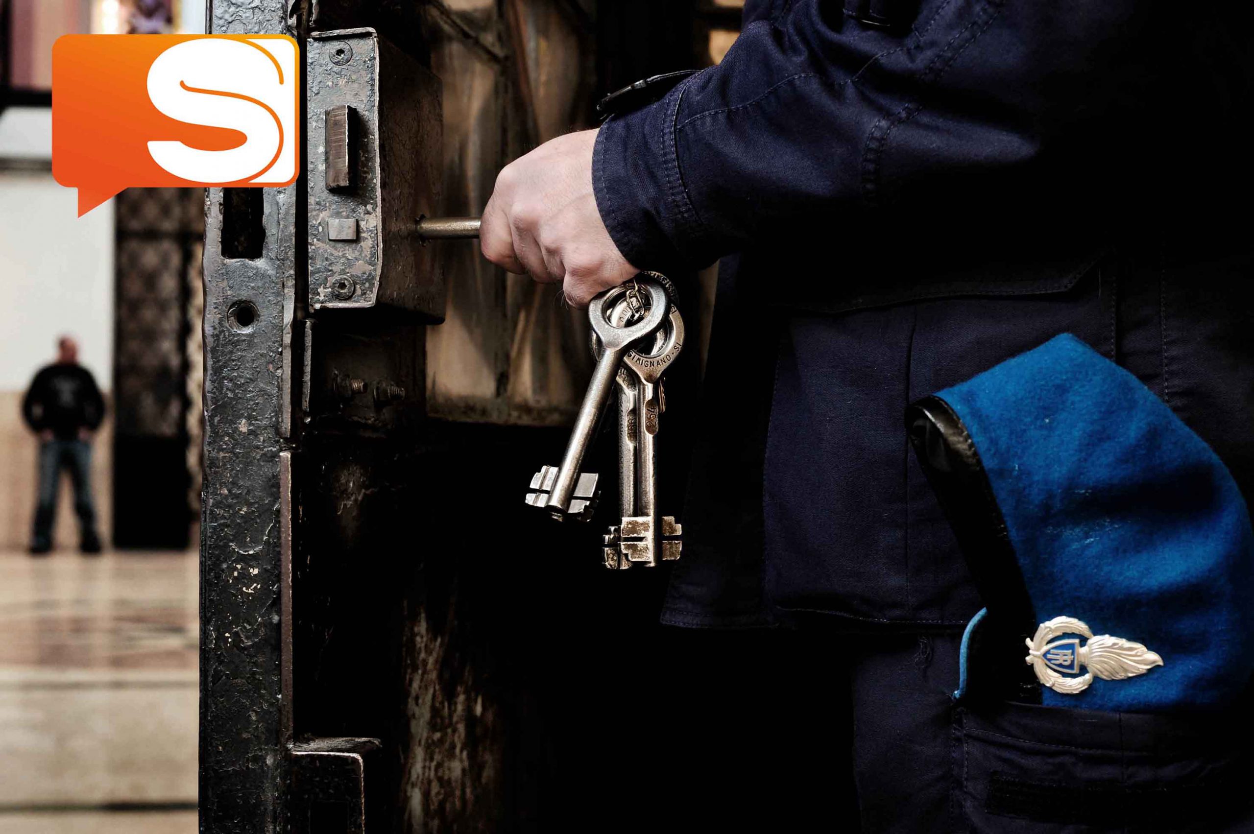 Sicilia, agenti sentono parlare dentro la cella: detenuto scoperto con telefonino polizia penitenziaria