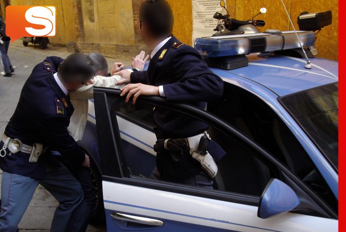 Poliziotti aggrediti