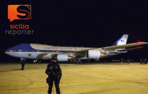 L'Air Force One atterra a Sigonella