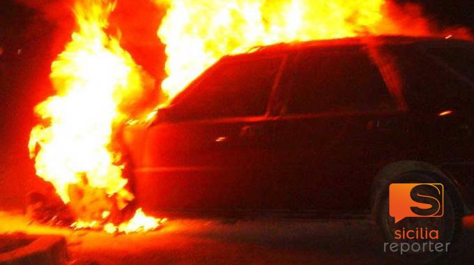 Auto fuoco incendio auto incendio fuoco