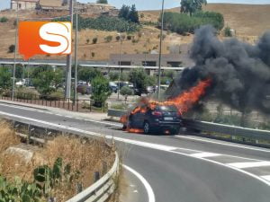 Auto prende fuoco mentre transita sulla A19, all'uscita per il centro commerciale Outlet village