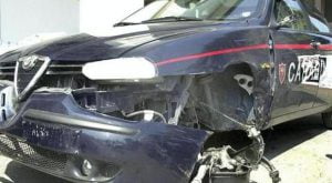 Auto carabinieri speronata