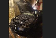 Canicattì, auto in fiamme in via Carini (Foto)