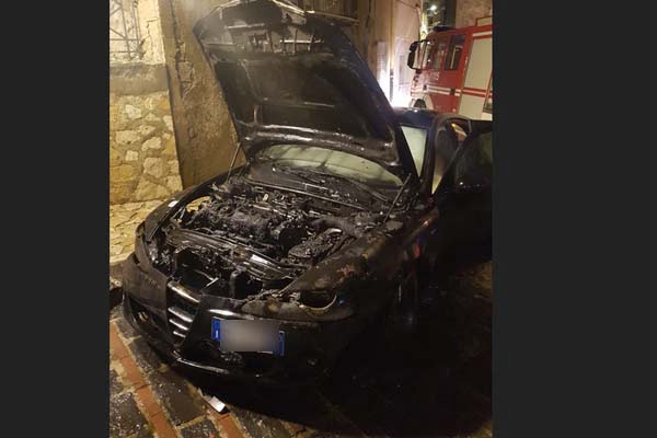 Auto in fiamme Canicattì