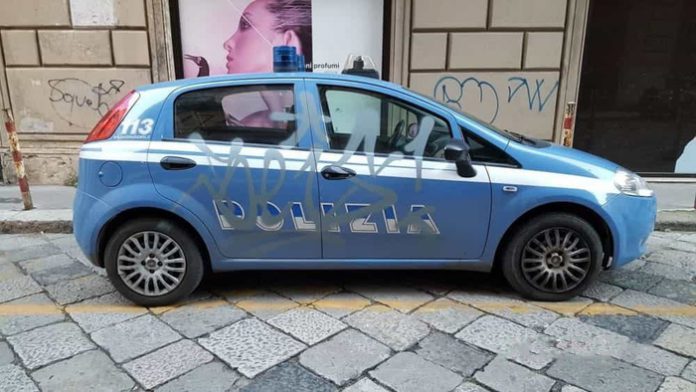 Auto della polizia imbrattata a Palermo