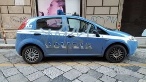 Auto della polizia imbrattata a Palermo