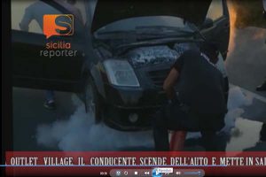 Auto prende fuoco al centro commerciale Sicilia outlet village