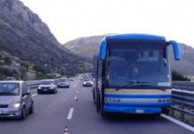 Sudanese afferra il volante e tenta di far sbandare un autobus