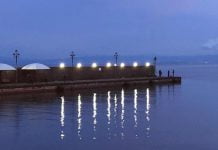 Porto Lipari illuminato grazie alle onde
