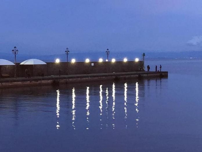 Porto Lipari illuminato grazie alle onde Porto Lipari illuminato grazie alle onde