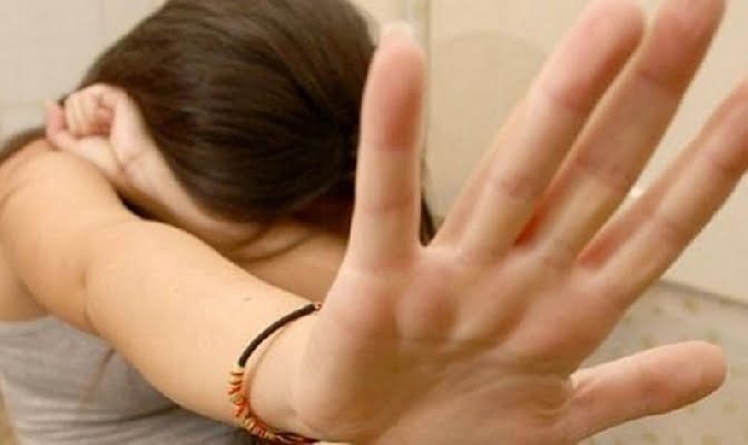 Bidello accusato di violenza sessuale