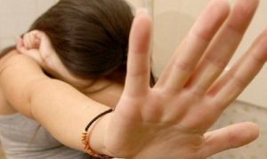 Bidello accusato di violenza sessuale