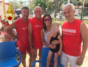 Sicilia, rischia di soffocare a Mondello: bimbo di 3 anni salvato dai pompieri Sicilia, rischia di soffocare a Mondello: bimbo di 3 anni salvato dai pompieri