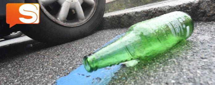 Bottiglia lanciata da auto colpisce ragazza
