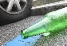 Bottiglia lanciata da auto colpisce ragazza