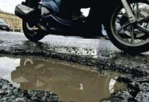 Agrigento, cadono con lo scooter a caus di una buca: chiedono 25 mila euro di risarcimento