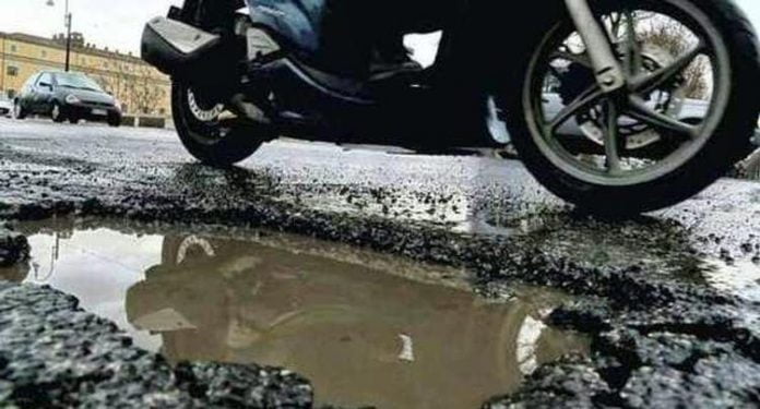 Buca non segnalata Agrigento, cadono con lo scooter a caus di una buca: chiedono 25 mila euro di risarcimento