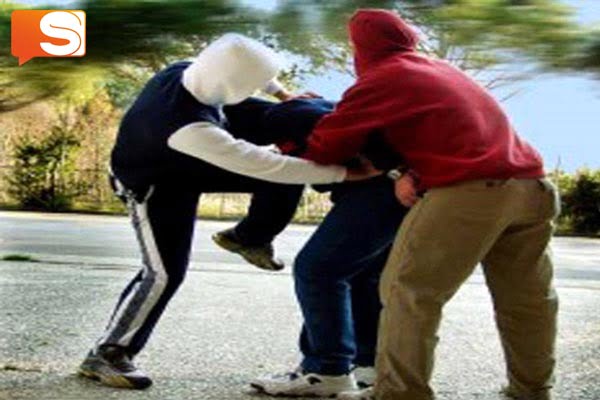 Bullismo giovani Bullismo, due ragazze minorenni picchiano coetanea per ragazzo conteso: denunciate