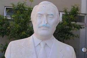 Sicilia, scuola vandalizzata: visita del ministro della Giustizia, Andrea Orlando Raid busto Giovanni Falcone, indagini in corso.