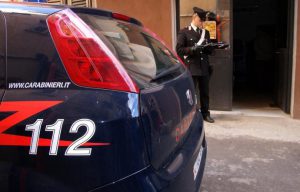 Palermo, si avvicina ad un passante e lo rapina puntandogli un coltello: arrestato 24enne
