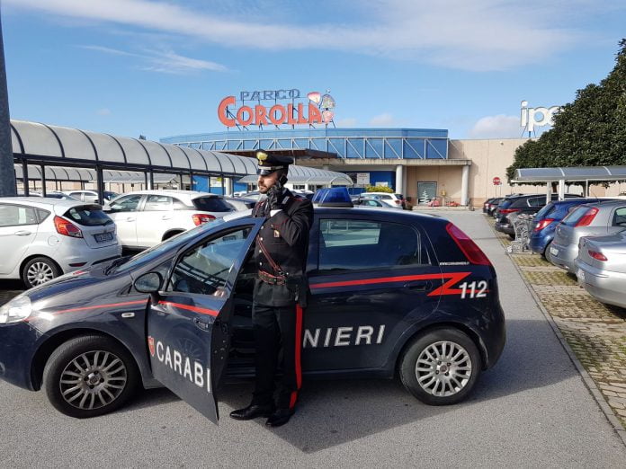 Furto al centro commerciale Corolla