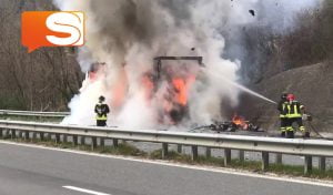 Sicilia, A19 svincolo per Enna: camion in fiamme, traffico rallentato Camion in fiamme A19