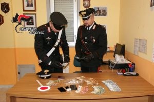 Canicattì, al bar con 30 dosi di cocaina: arrestati due giovani