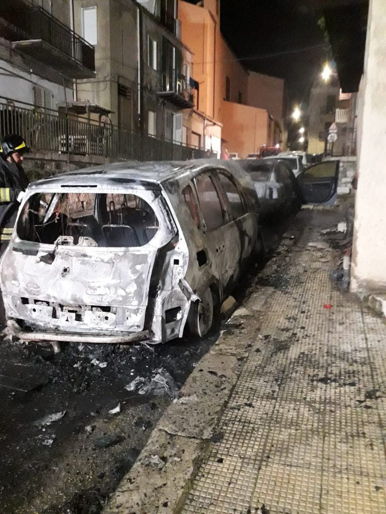 Canicattì, notte di fuoco in via Verdi: distrutte due auto(Foto)