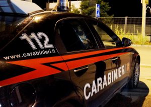 Caltanissetta, tenta di forzare un posto di blocco con auto rubata: i carabinieri sparano e colpiscono 20 enne