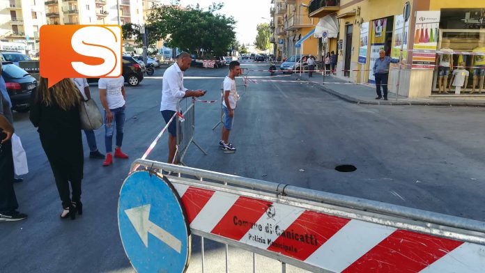 Cede parte dell'asfalto in via La Carrubba, chiusa la stazione degli autobus.