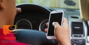 Multe salte per chi usa il cellulare mentre è alla guida.