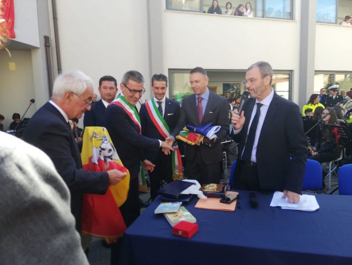 Cerimonia-di-consegna-targa-scuola-di-Ficarazzi