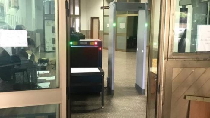 Coltello-in-tasca-tribunale-di-Caltanissetta