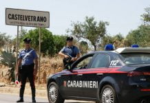 Litiga con il fratello e gli danneggia l'auto con sei colpi di pistola.