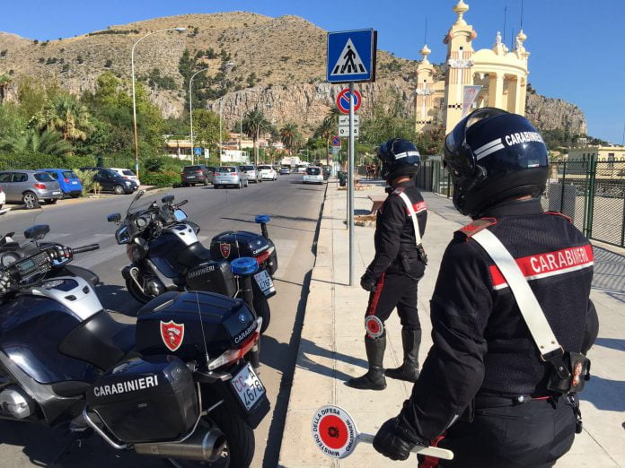 CONTROLLI DEI CARABINIERI SUL LUNGOMARE A MONDELLO: LOCALE CHIUSO PER 5 GIORNI