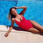 Sicilia, l'ex velina Costanza Caracciolo mette in mostra le sue curve nelle spiagge sicule (Foto)