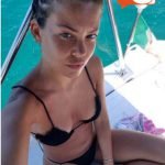 Sicilia, l'ex velina Costanza Caracciolo mette in mostra le sue curve nelle spiagge sicule (Foto)