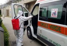 Croce-verde-operatore-sanifica-il-mezzo